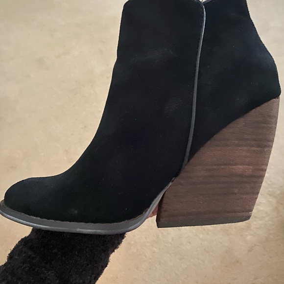 Very Volatile Los Angela’s WHITBY Black Sueded Bootie - Picture 12 of 12